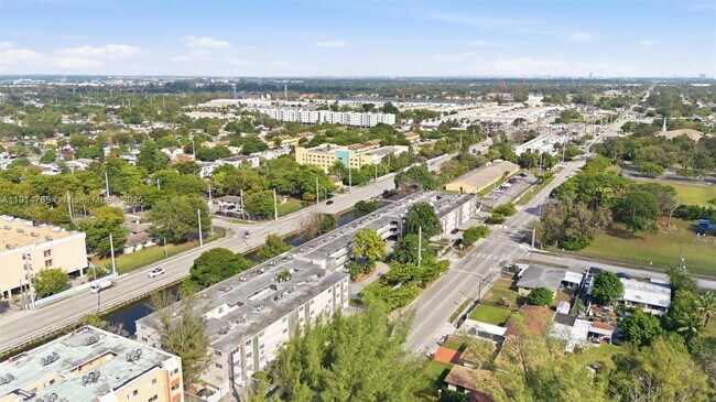 Foto del edificio - 2405 NW 135th St