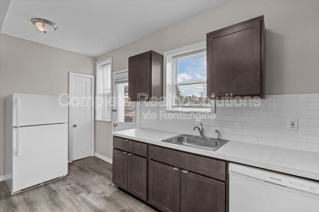 Building Photo - 4905 Winona Ave