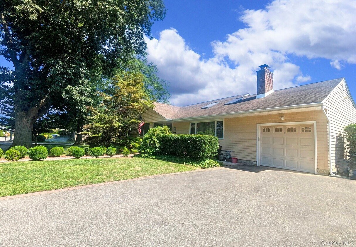 Primary Photo - 48 Bayberry Ave