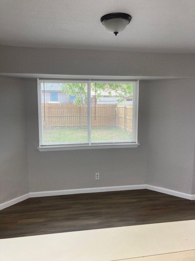 Building Photo - ZERO APPLICATION FEE FOR THIS Recently remodeled 3 Bedroom 2 Bath
