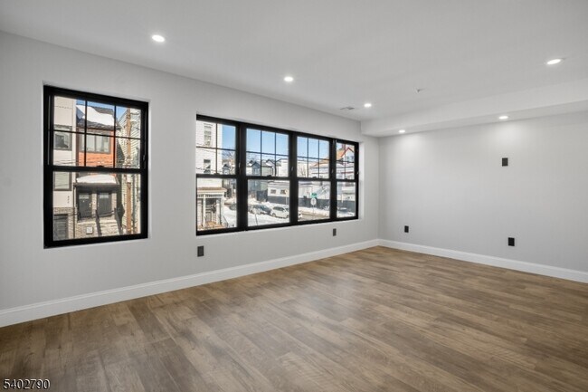 Building Photo - 479 15th Ave