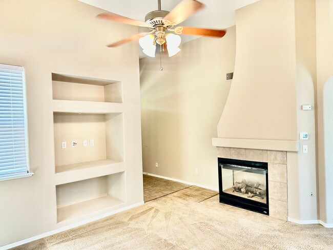 Building Photo - Spacious European Grove 3/2.5 off Fig Gard...