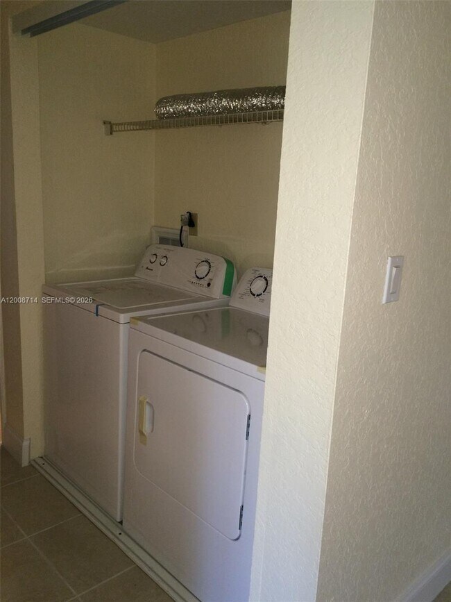 Foto del edificio - 407 Gardens Dr