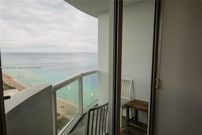 Foto del edificio - 6365 Collins Ave