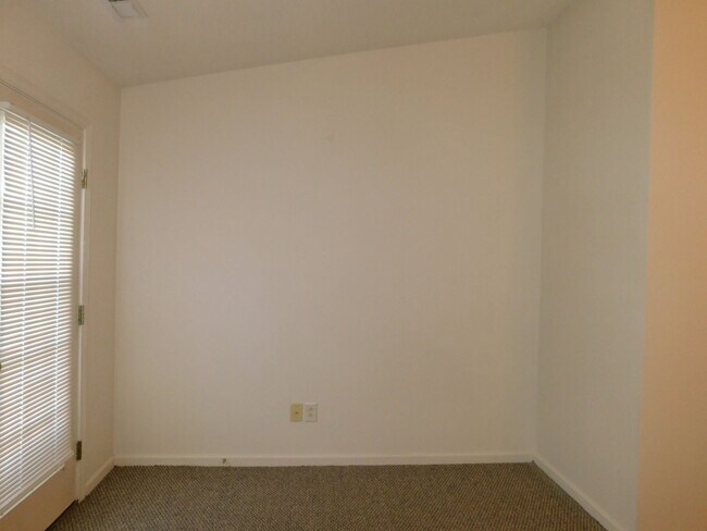 Foto del edificio - Charming 2-Bedroom, 2-Bath Duplex with Garage