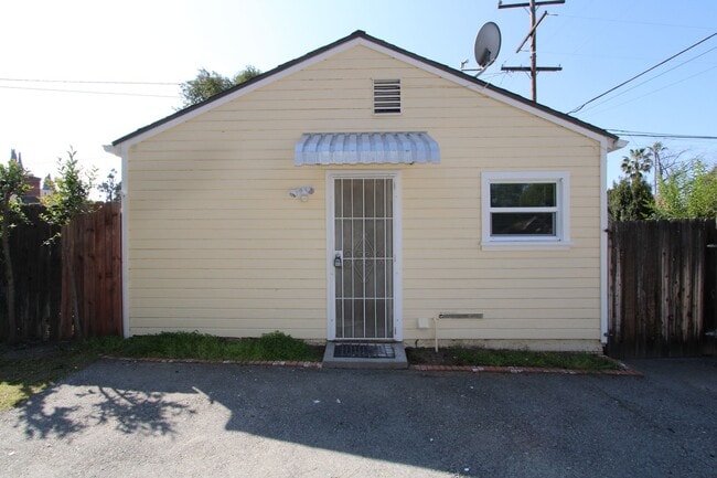 Building Photo - 915 N University St