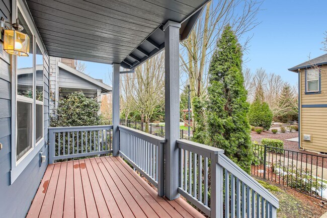 Building Photo - Beautiful Home With Balcony and Great Location!