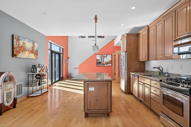 Building Photo - 3104 W Lake St