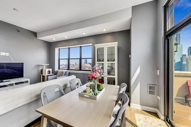 Foto del edificio - 2BD/2BTH PENTHOUSE  WITH PRIVATE TERRACE I...