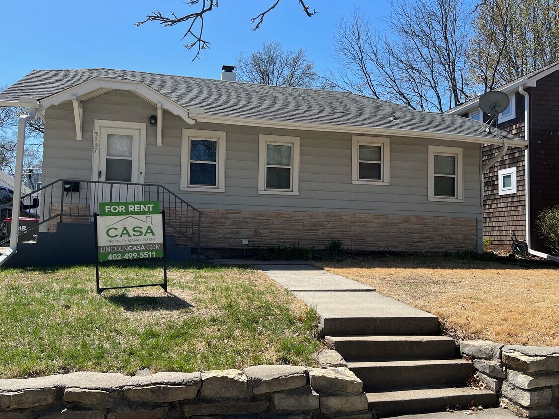 Primary Photo - Huge Garage, Fenced Backyard, Laundry