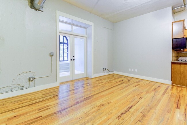 Building Photo - Exceptional 1 bed/1bath loft-style unit in...