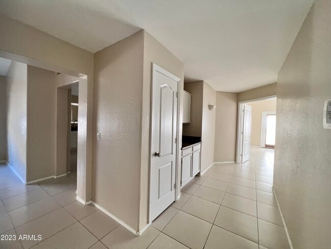 Building Photo - 4205 E Raven Rd