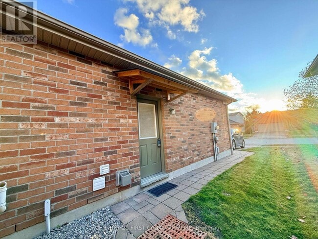 Photo du bâtiment - 1744 Louise Blvd