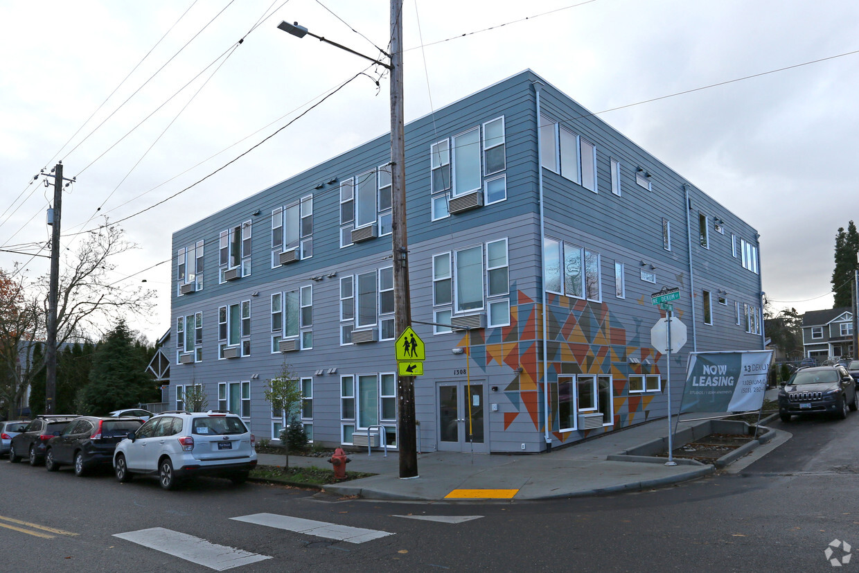 Building Photo - Dekum Apartments