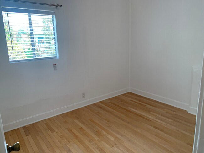 Building Photo - Beautiful and cozy unit!