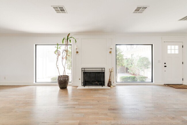 Foto del edificio - Beautiful Home in Nichols Hills + 3 bedrooms