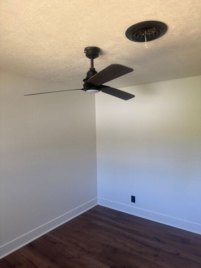 Foto del edificio - NEWLY REMODELED 3 BED/2 BATH HOME IN REDDING