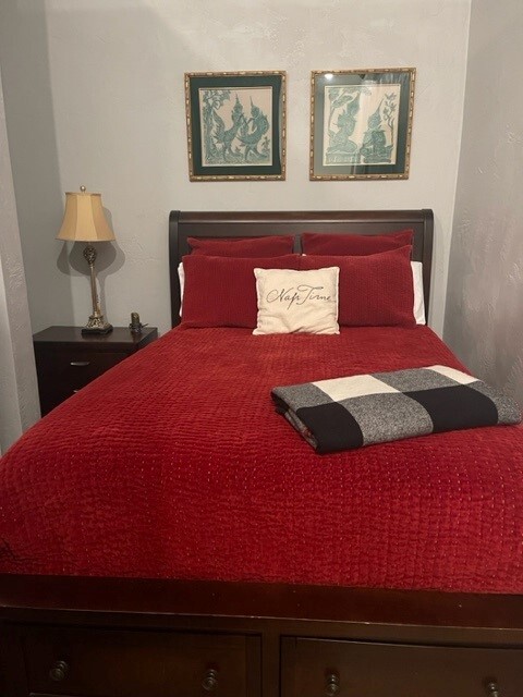 Queen Bed - 204 E Washington St