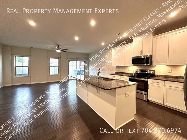 Foto del edificio - Charming 3BR/2.5BA Townhouse in community ...