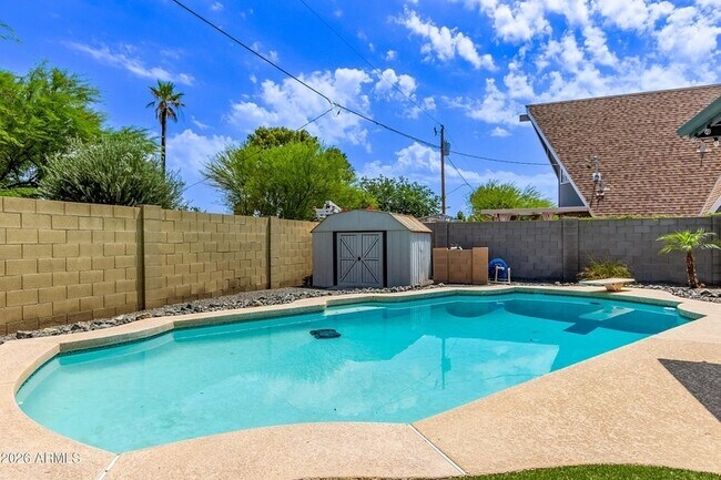 Building Photo - 3710 E Altadena Ave