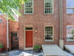 Building Photo - 806 S Ann St