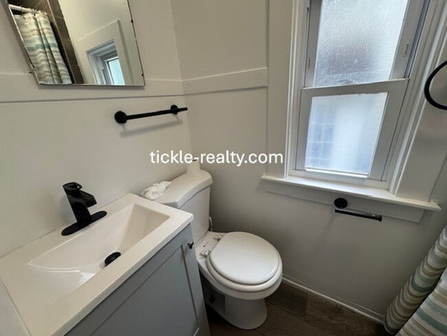 Building Photo - 4 Bedroom Park Ave House - 2 Full Baths, D...