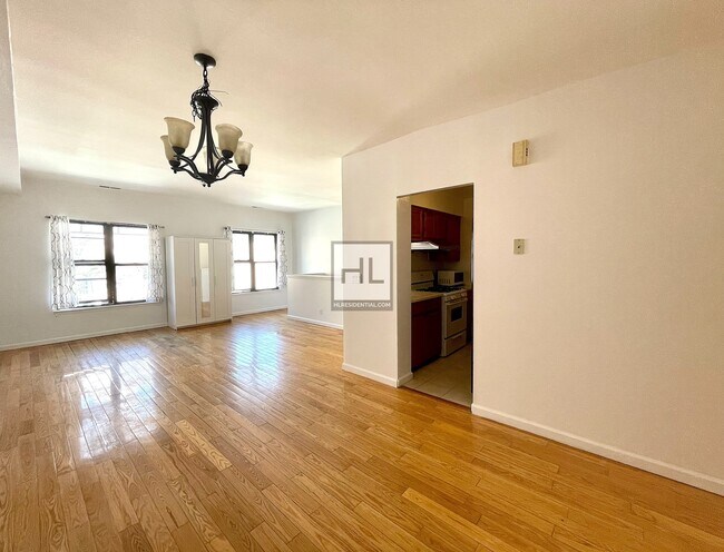 Building Photo - Private entrance 2BR Hart St
