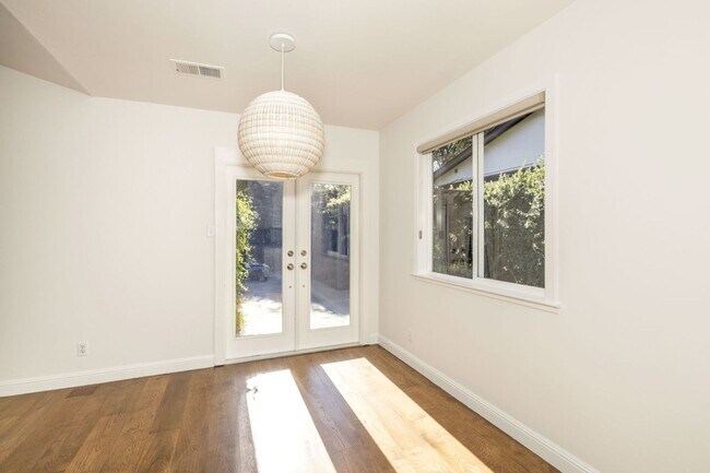 Building Photo - Wonderfully Updated 3 Bed, 2 Bath Home in ...