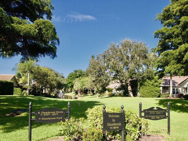 Foto del edificio - 2855 Clearbrook Cir N