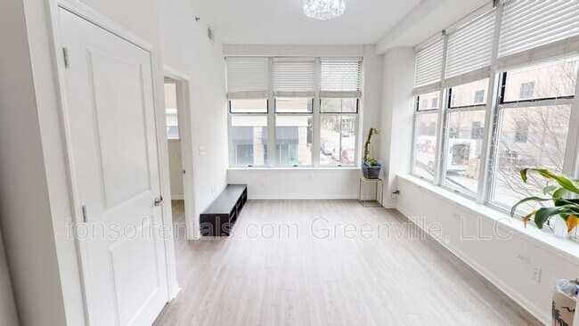 Photo - 100 E Washington St Apartment