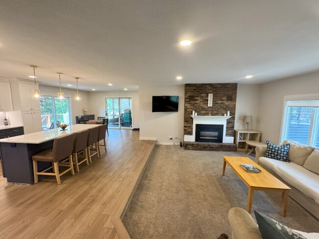 Building Photo - 1030 Sommers St N