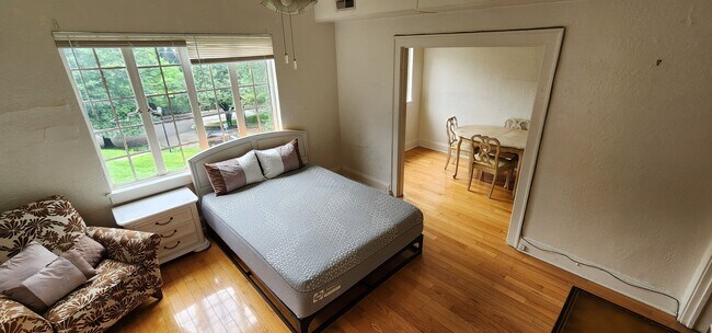 Building Photo - Baringer Manor