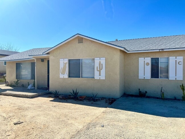 Foto del edificio - Cozy 3-Bedroom Home Near 29 Palms Base & Joshua Tree