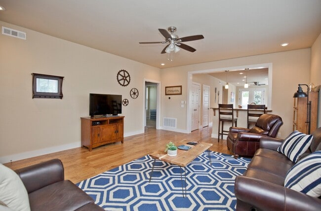 Building Photo - ***418 NW 7th Street***