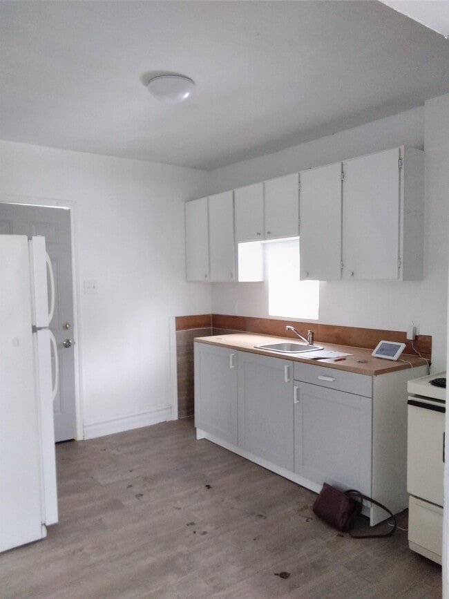Building Photo - 559 Alfred Ave