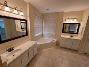 Foto del edificio - 26 Long Springs Pl