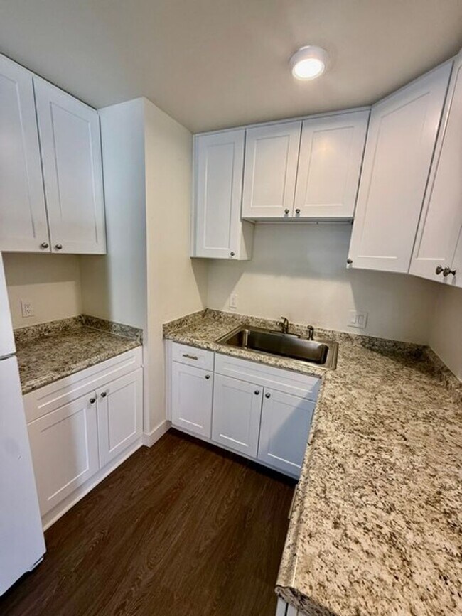 Foto del edificio - 3 bedroom apartment with a 1 car garage