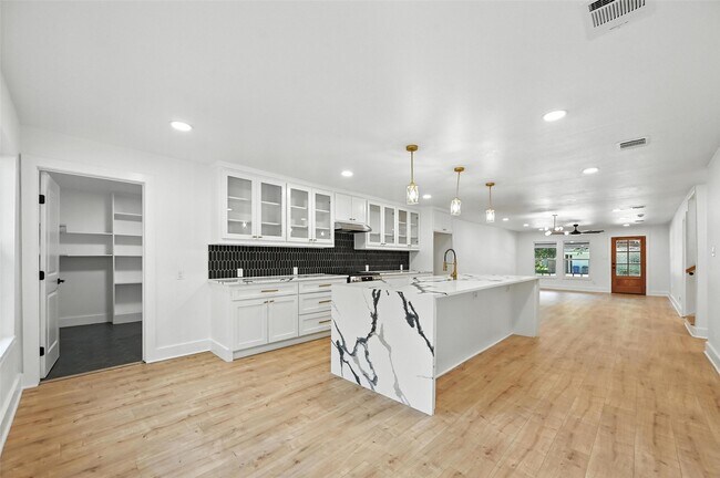 Building Photo - 508 W White Ave