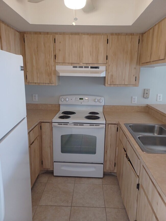 Foto del edificio - Community Pool / All Tiled Unit with a screened in lanai / Water Included & 1 mnth FREE