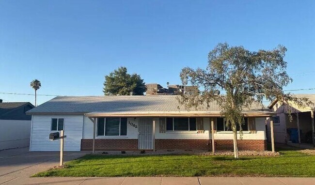 Foto del edificio - 1042 East El Camino Drive
