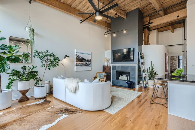 Foto del edificio - 1670 N Claremont Ave