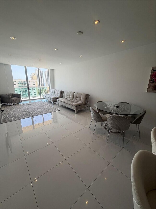 Foto del edificio - 19390 Collins Ave