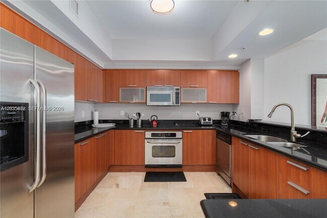 Foto del edificio - 14951 Royal Oaks Ln