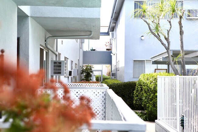 Foto del edificio - 5252 Corteen Place