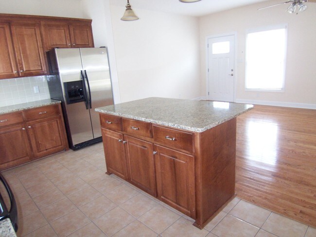 Cocina frente a la puerta principal - 537 E Hall Ln