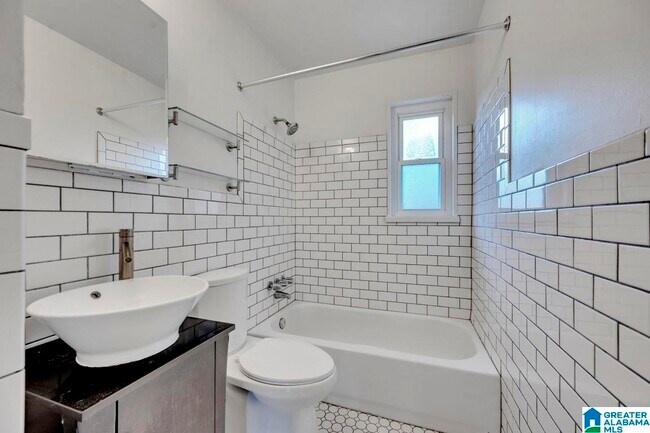 Foto del edificio - 5321 Crestwood Blvd