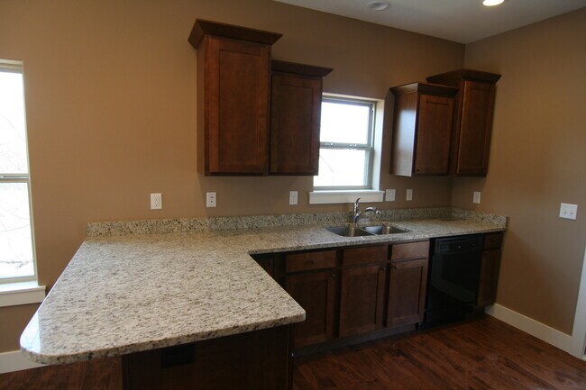 Building Photo - 4 Bedroom, 3 bath close to University and ...
