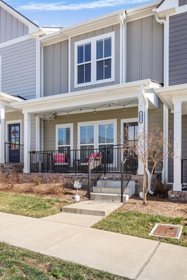 Building Photo - 2 Bed, 2 Bath Townhome w/ 2 Car Garage