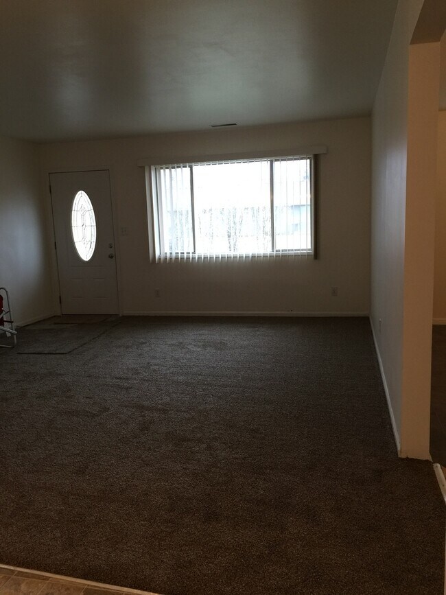 Building Photo - 3 bedroom home with fenced yard
