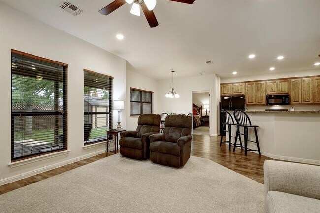 Building Photo - 2251 Hazelwood Dr